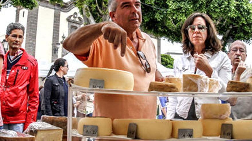 Las setas se abren un hueco en la feria regional del vino de Valsequillo