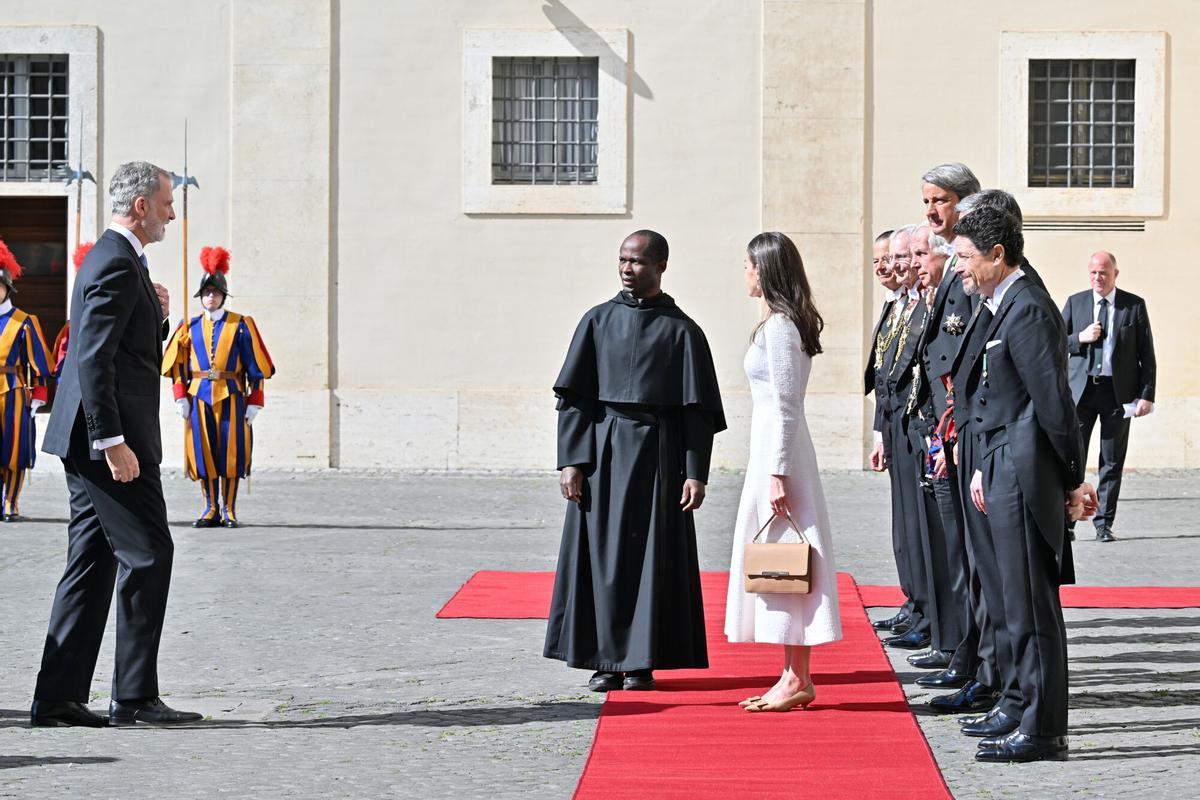 Felipe VI y la reina Letizia llegan al Vaticano para su audiencia con León XIV.