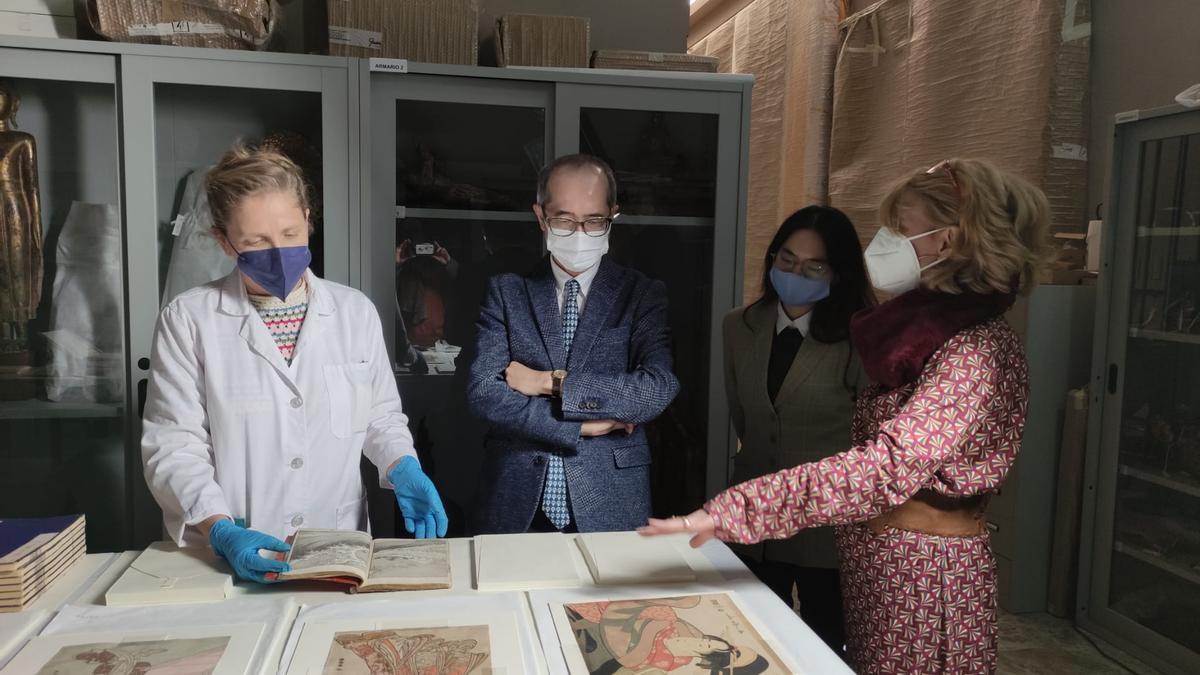 Yasushi Sato, Cónsul General del Japón en Barcelona, visitó recientemente la colección de arte japonés del Museo de Zaragoza.