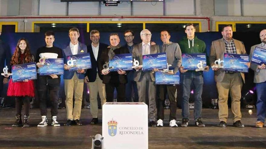 Foto de familia de los premiados y asistentes a la II Gala do Deporte de Redondela, anoche en el pabellón de A Marisma. // Alba Villar