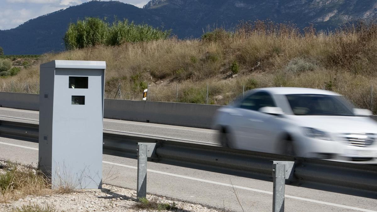 Un vehículo pasa frente a un radar.