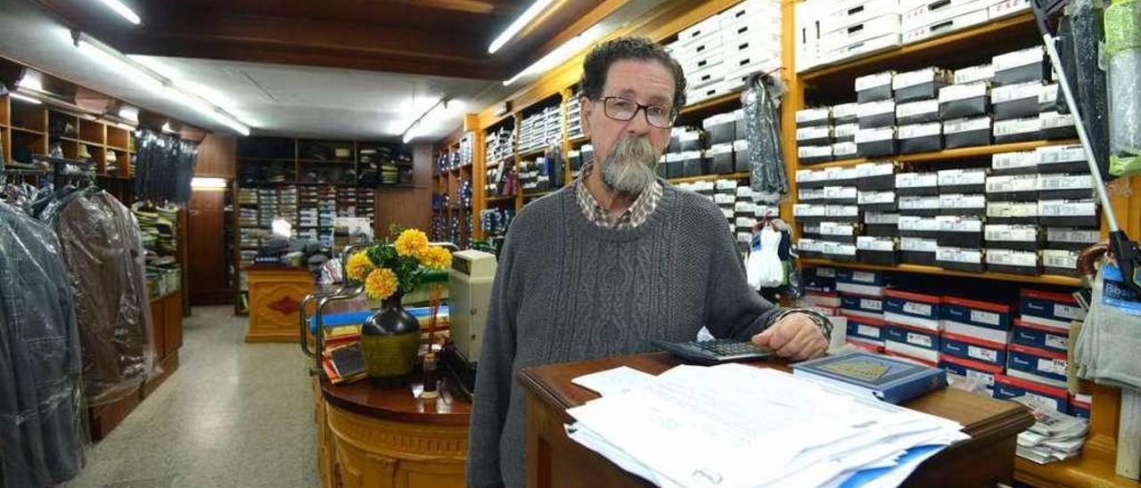 Carlos Díaz en su tienda, A Moda Dabaixo, que conserva varios elementos originales. // Gustavo Santos