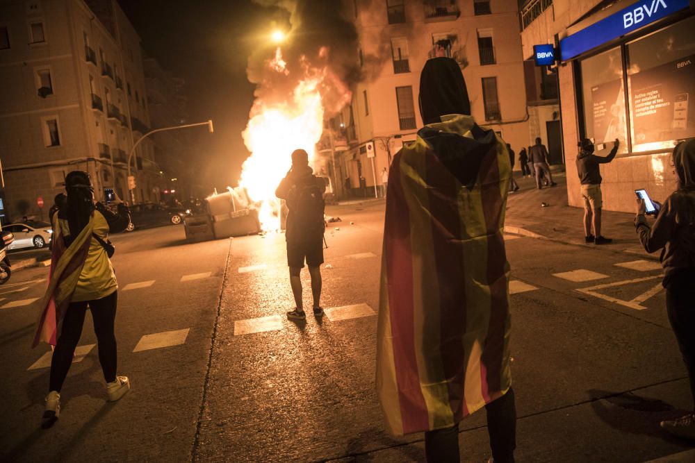 Càrregues i contenidors cremats al centre de Manresa al final de la protesta a la caserna