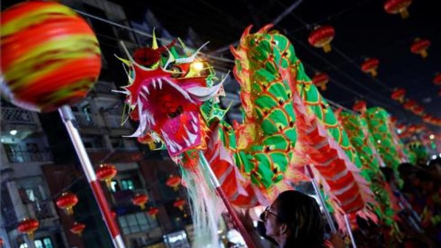 China celebra el año nuevo 4716: el gallo cede paso al perro