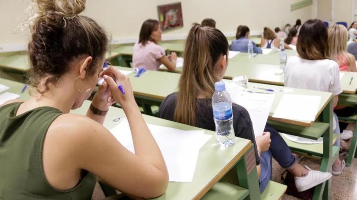 Opositores durante un examen en Murcia