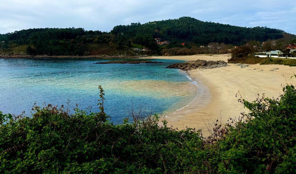 El aliviadero de O Cantón seguía ayer vertiendo al mar.