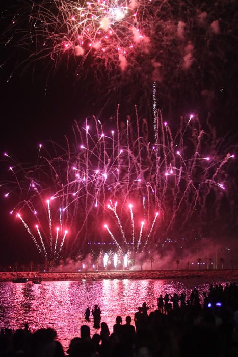 Como es tradición, el espectáculo pirotécnico da paso a días de fiesta en Málaga. Y como cada año, cientos de jóvenes siguieron los fuegos desde la playa de La Malagueta