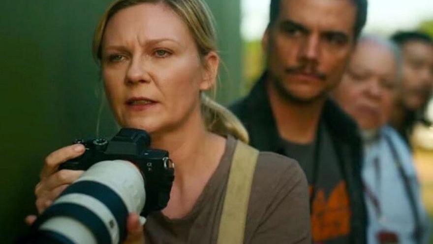 Kirsten Dunst és una reportera que vol ser a primera línia per documentar un cop d’estat | FOTOGRAFIA PROMOCIONAL