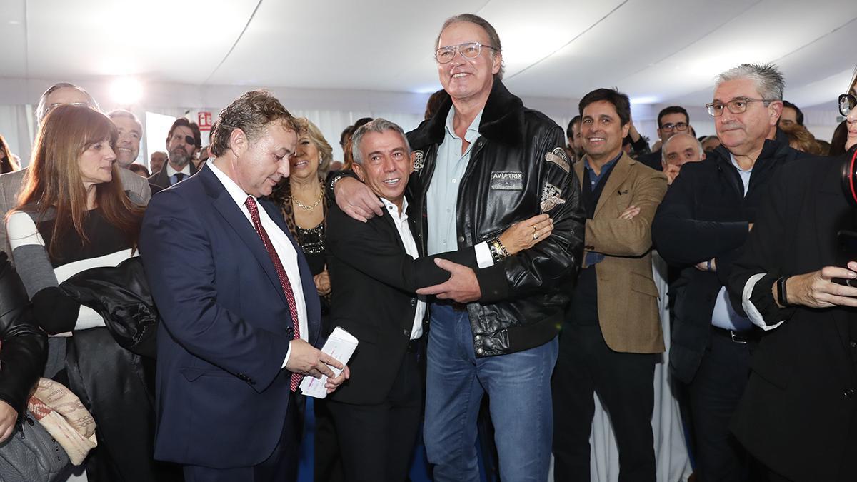 Abrazo entre Bertín Osborne y José Luis López, presidente del grupo inversor que ha impulsado el Nasas Nigrán