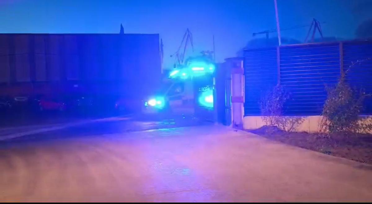 La ambulancia trasladando al trabajador