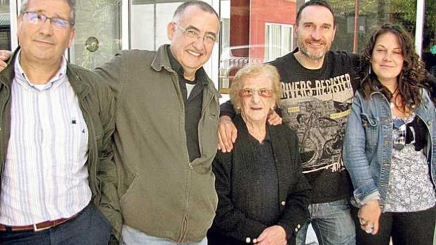 El alcalde quirosano, Ovidio García; Eduardo Pérez, mánager del grupo; Francisca García, de 102 años, que sale en el vídeo; Goyo Yeves, integrante de la banda, y la concejala de Cultura, Eva Martínez, ayer, en Bárzana. | r. f. osorio