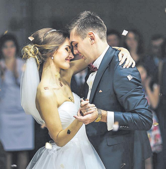 Dos recién casados en el primer baile de la boda