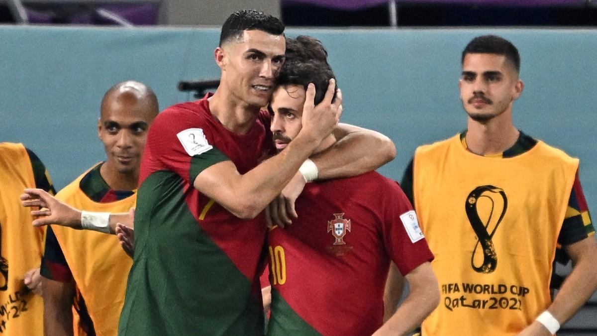 Cristiano se abraza a Bernardo Silva tras un gol luso