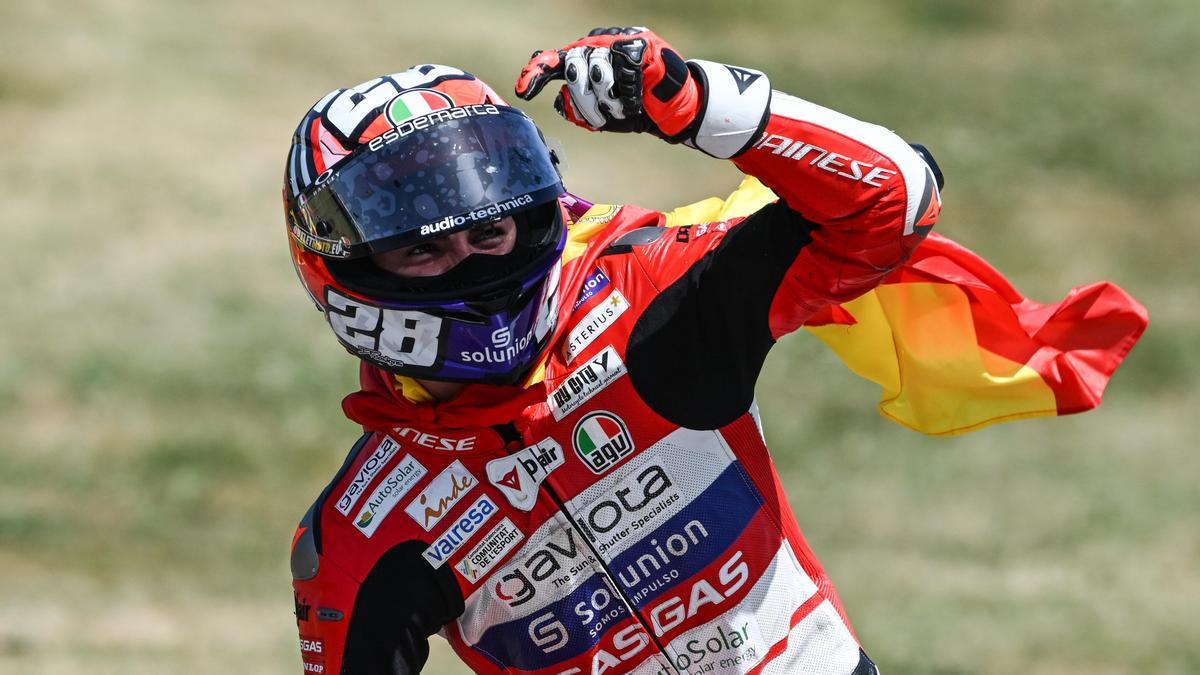Izan Guevara celebra su victoria en Moto3 en el Gran Premio de Alemania.