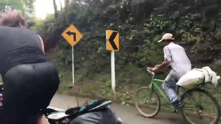 El campesino que gana a dos triatletas con su bicicleta