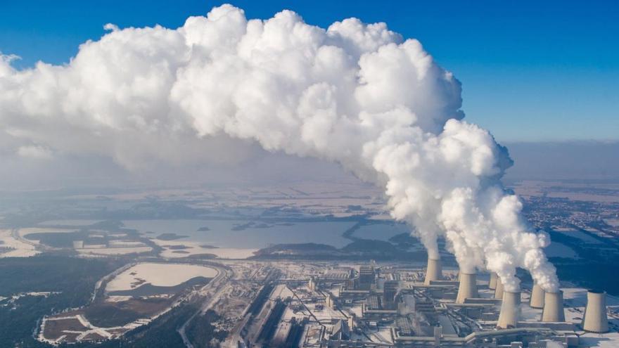 Columnas de vapor de agua emergen de las torres de una central eléctrica de Alemania