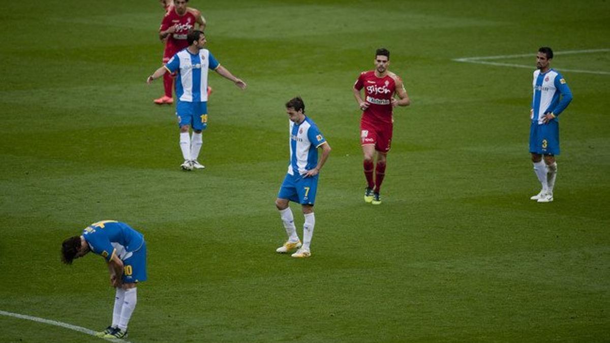 Los jugadores del Espanyol, abatidos tras perder ante el Sporting, el sábado en Cornellà-El Prat.