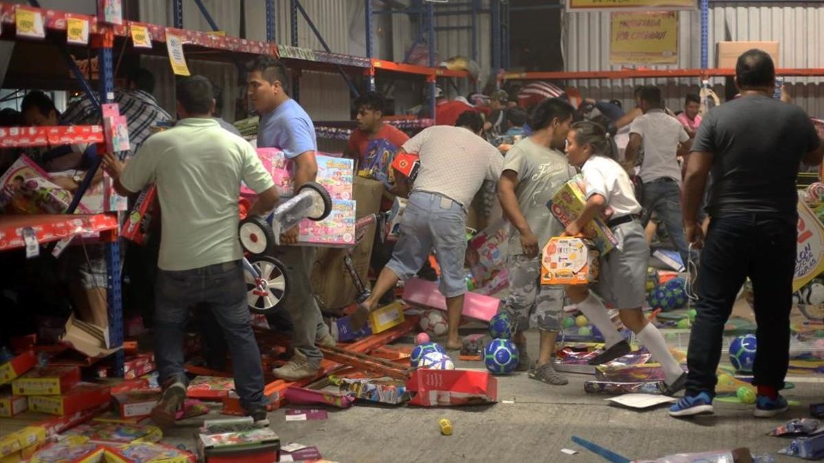 Saqueo en una tienda de juguetes en el Puerto de Veracruz.