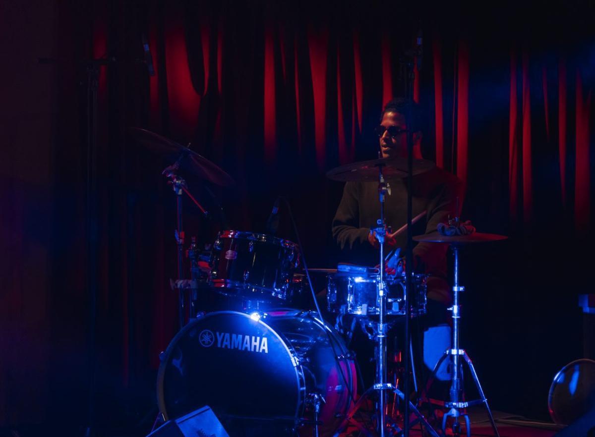 Alain Ladrón de Guevara tocant la bateria durant un concert. | | ARXIU PERSONAL