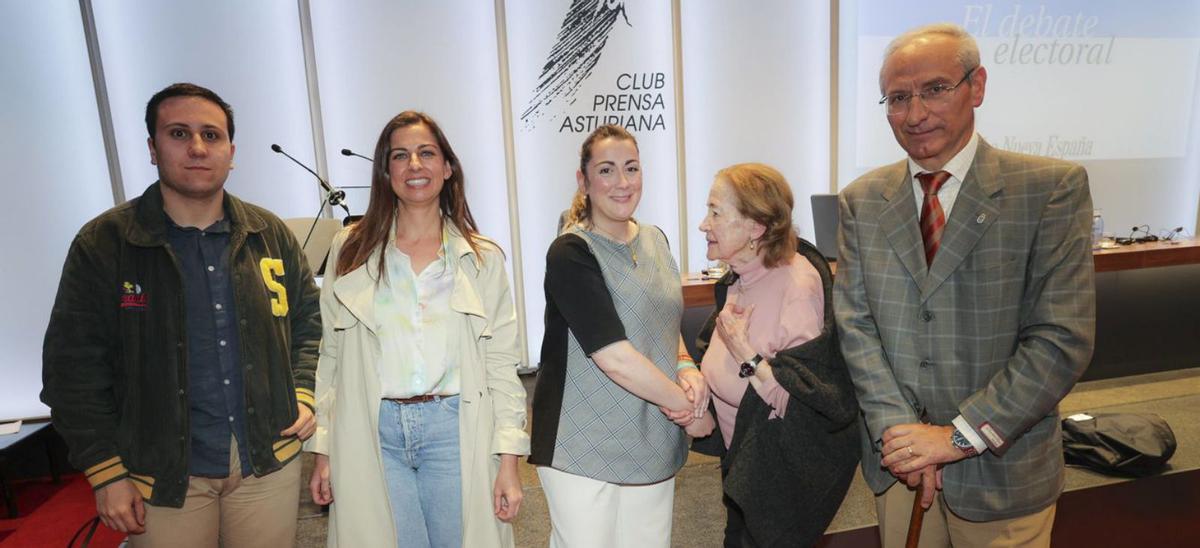 EL EQUIPO DEL PP. Por la izquierda, los miembros de la lista José Ramón Pando, Daniel Tarrio, Mario Arias, Rosario Suárez, David Álvarez, Alfredo Canteli junto a su esposa, Marta Suárez; Conchita Méndez, Leticia González, Lourdes García, José Ramón Prado y María Velasco. | I. C.