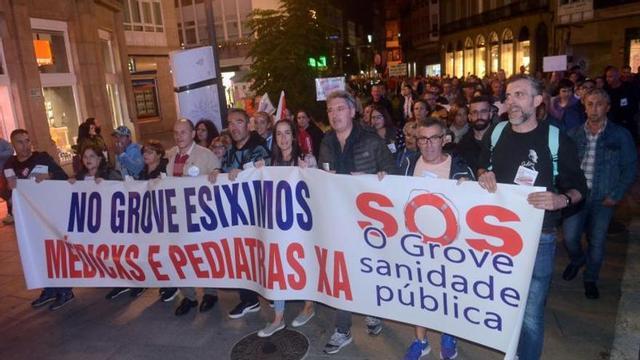 Representantes de O Grove en la manifestación por la sanidad celebrada en Vilagarcía. |   //  NOÉ PARGA