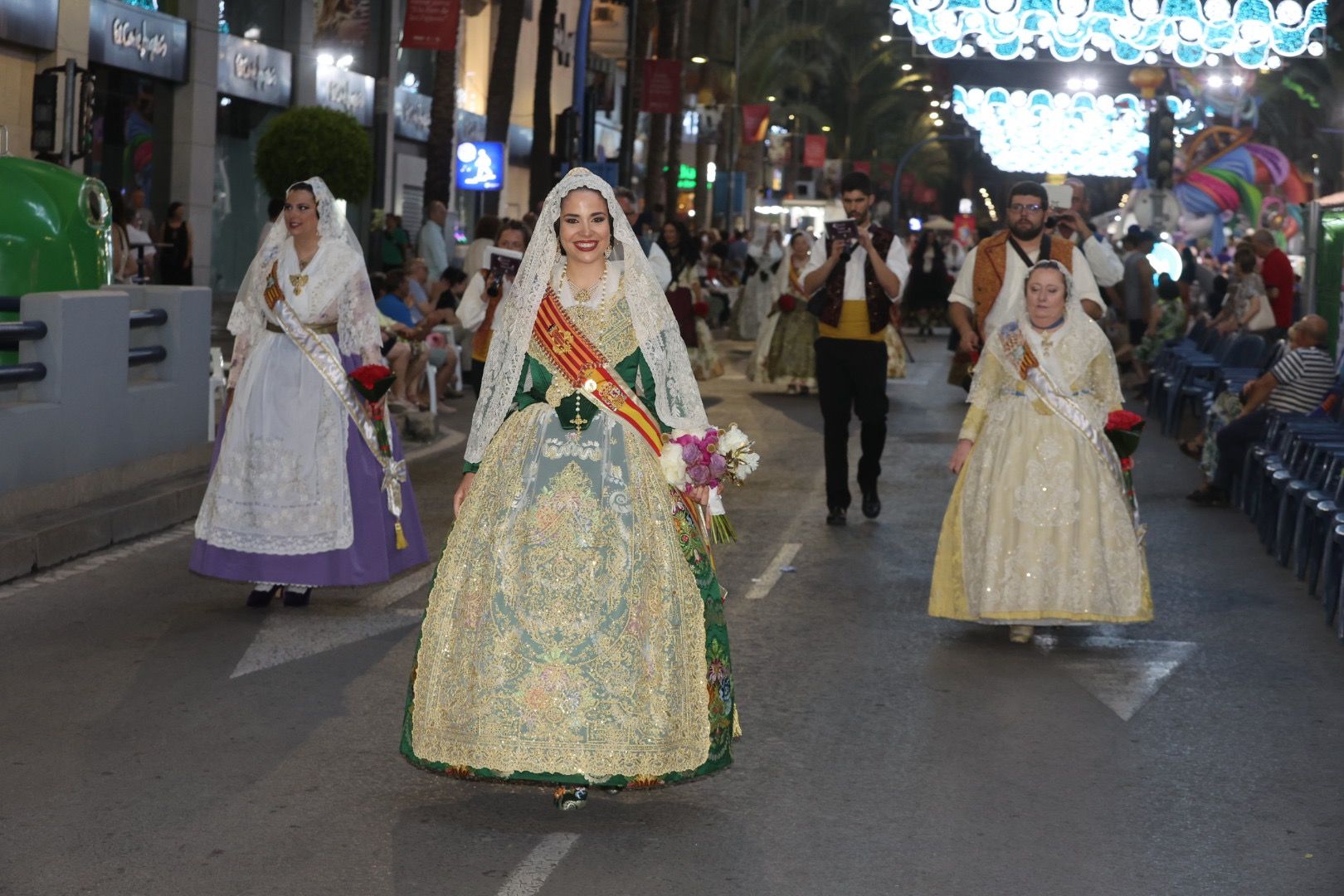 Carmen, Nerea y las dos cortes rematan la Ofrenda de Alicante