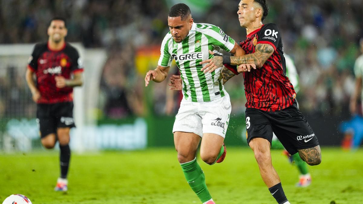 Vitor Roque del Real Betis en acción durante el partido de fútbol de la liga española, La Liga EA Sports, jugado entre el Real Betis y el RCD Mallorca en el estadio Benito Villamarín el 23 de septiembre de 2024, en Sevilla, España.