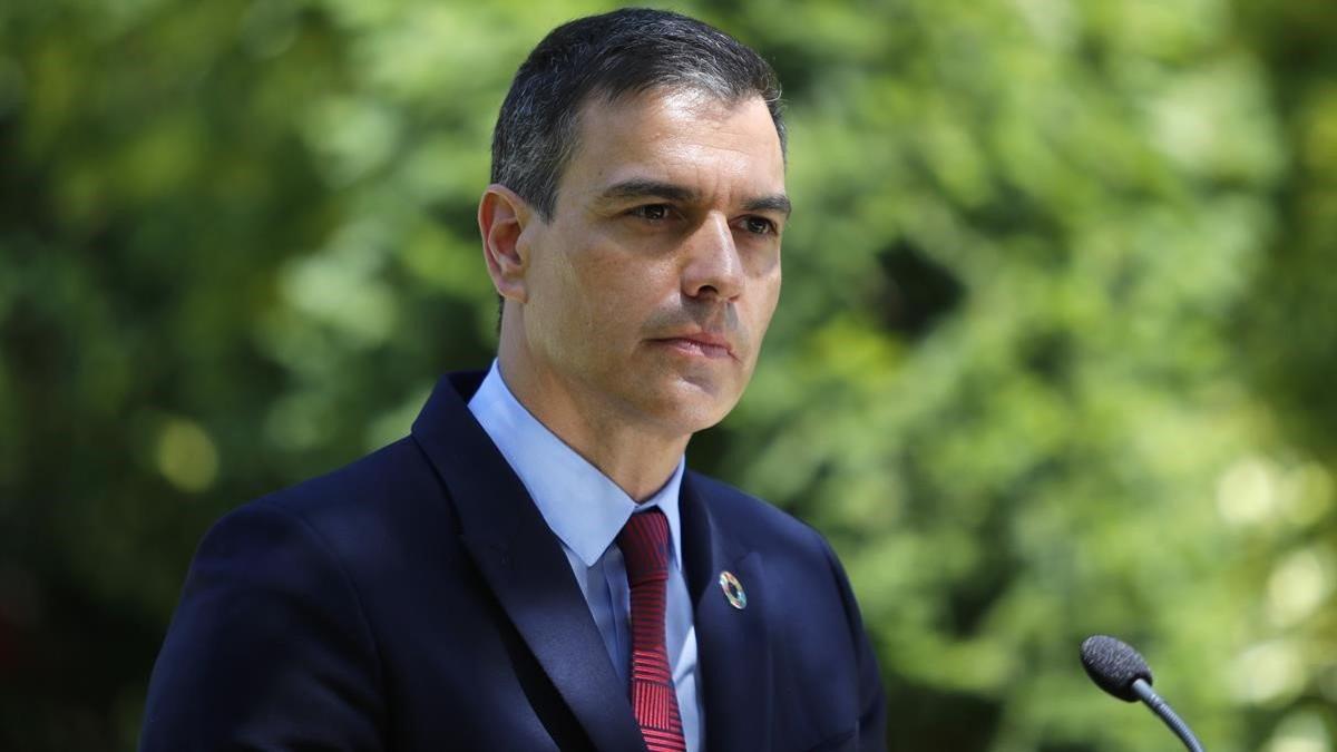 El presidente español Pedro Sánchez comparece ante los medios de comunicación en Portugal.