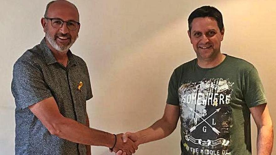 Xavier Codina i Antoni Puiggròs certificant el pacte, ahir