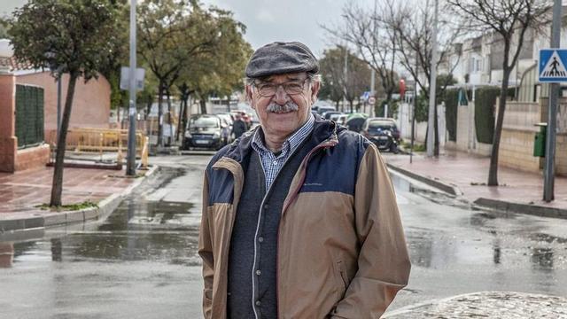 Imagen de Andrés Cremades López, en una calle de San Vicente del Raspeig.