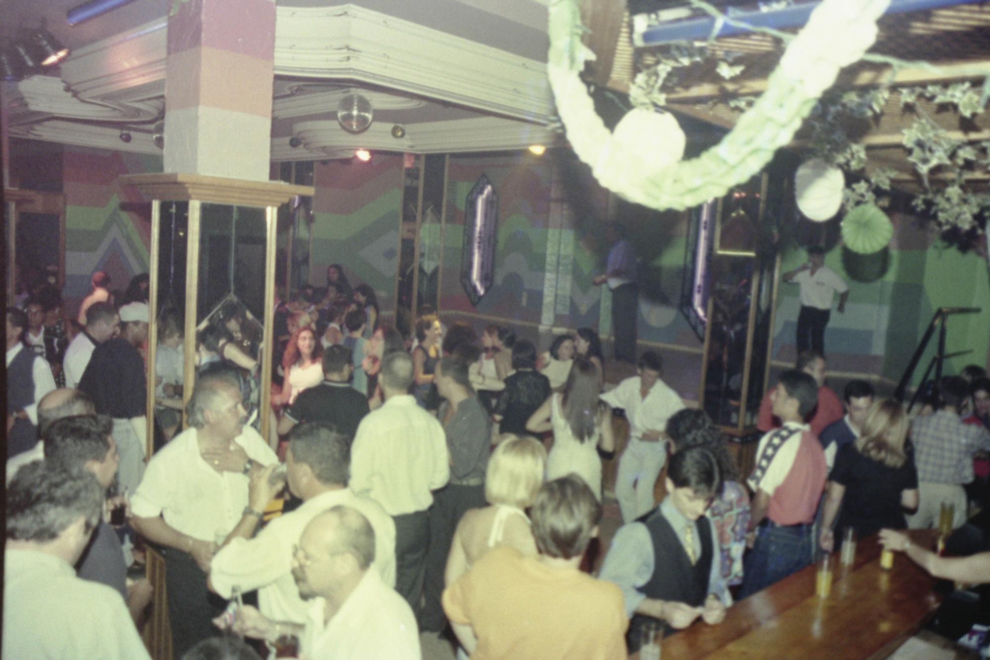 Discoteca Bananas en los 90. ¿Conoces a alguien?