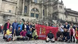 Mayores y peregrinos: 37 pacenses llegan a Santiago de Compostela luciendo la bandera de la ciudad