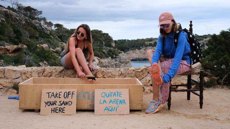 La lucha de una joven para evitar que los bañistas se lleven adherida la arena de es Caló des Moro: &quot;Se pierden seis toneladas al año&quot;