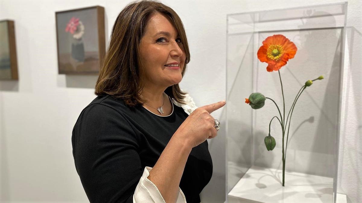 Patricia Schmidt posa con una de las flores de azúcar de la exposición 'Inflorescència', en Pigment Gallery.