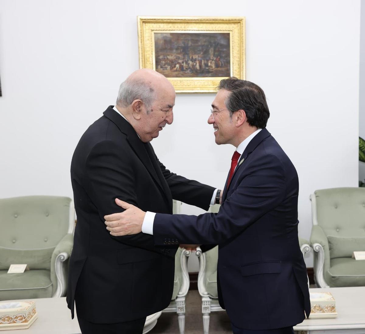 El presidente de Argelia, Abdelmadjid Tebboune, con el ministro de Exteriores español, José Manuel Albares.