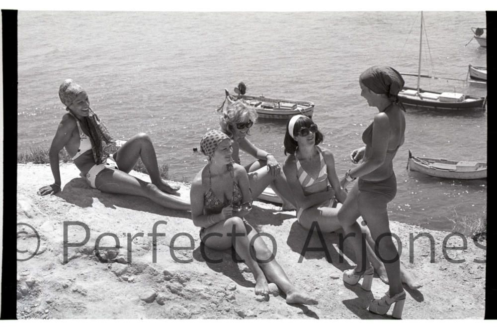 BAÑISTAS EN EL CAMPELLO. JULIO 1974.