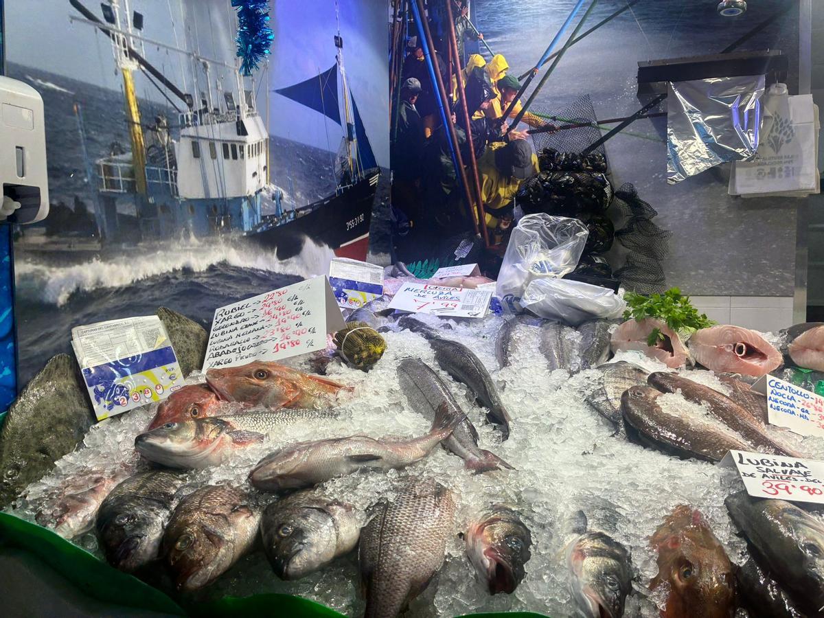 Pescado fresco en una pescadería de Avilés, este miércoles.