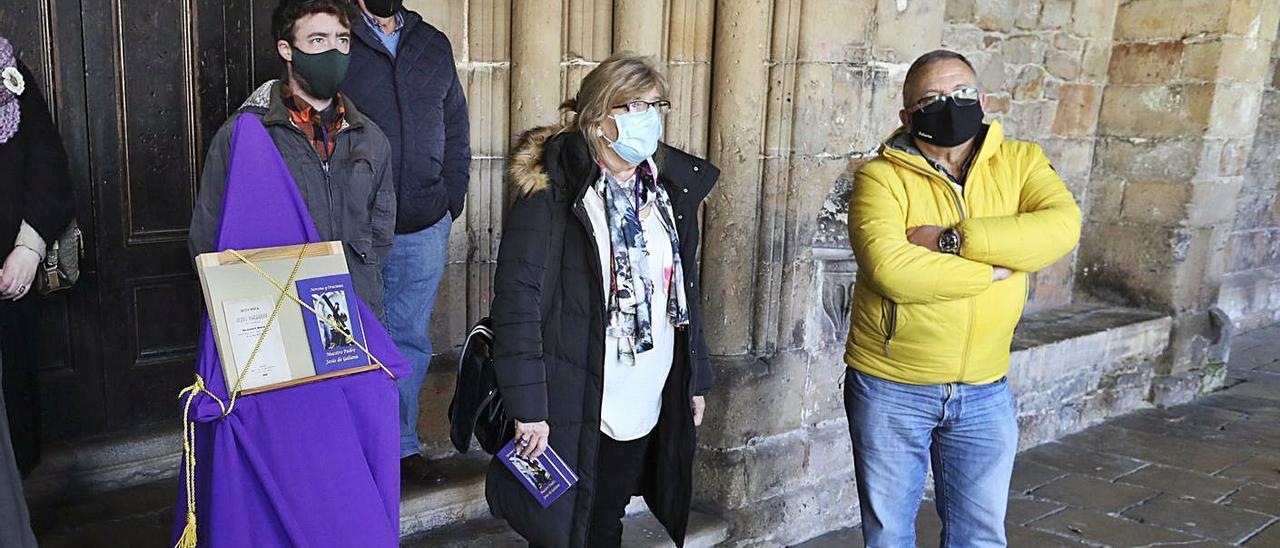 En el centro, la vicehermana mayor de la cofradía de Jesusín de Galiana, Marita Fernández, junto a otros cofrades, ayer, en la presentación del libro de oraciones. | Ricardo Solís