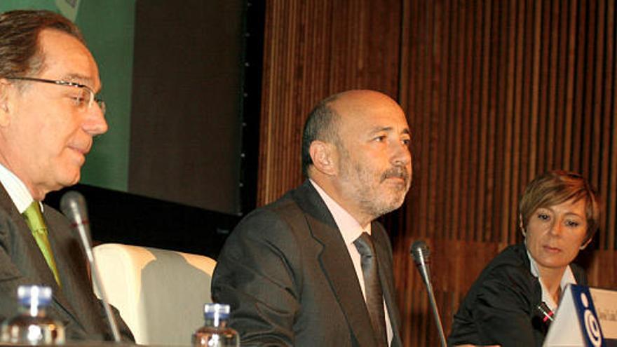 José Luis Méndez, Javier Losada y Mar Barcón, ayer, en la inauguración de las ponencias.