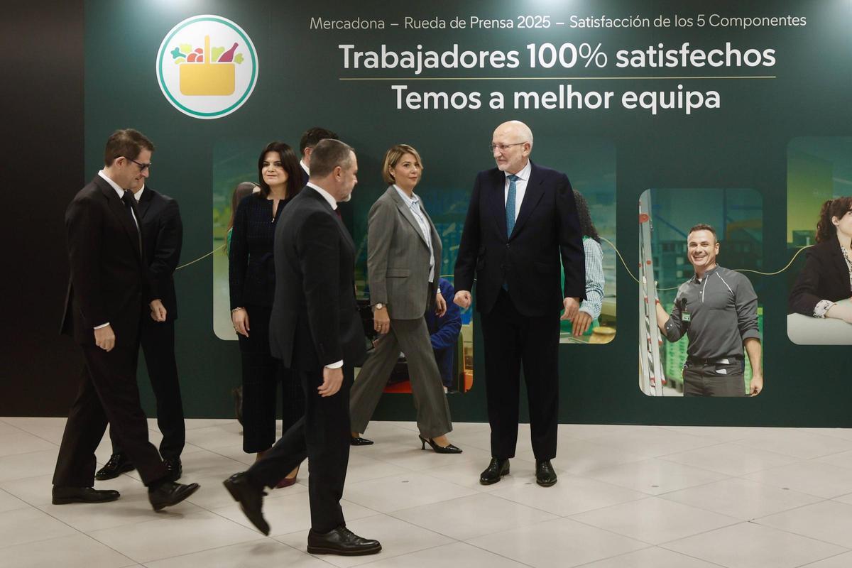 Juan Roig, con el equipo del comité de dirección de Mercadona, tras presentar los resultados de 2025.