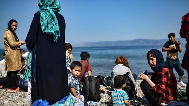 Inmigrantes tras haber cruzado el mar Egeo para llegar a Grecia desde Turquía.
