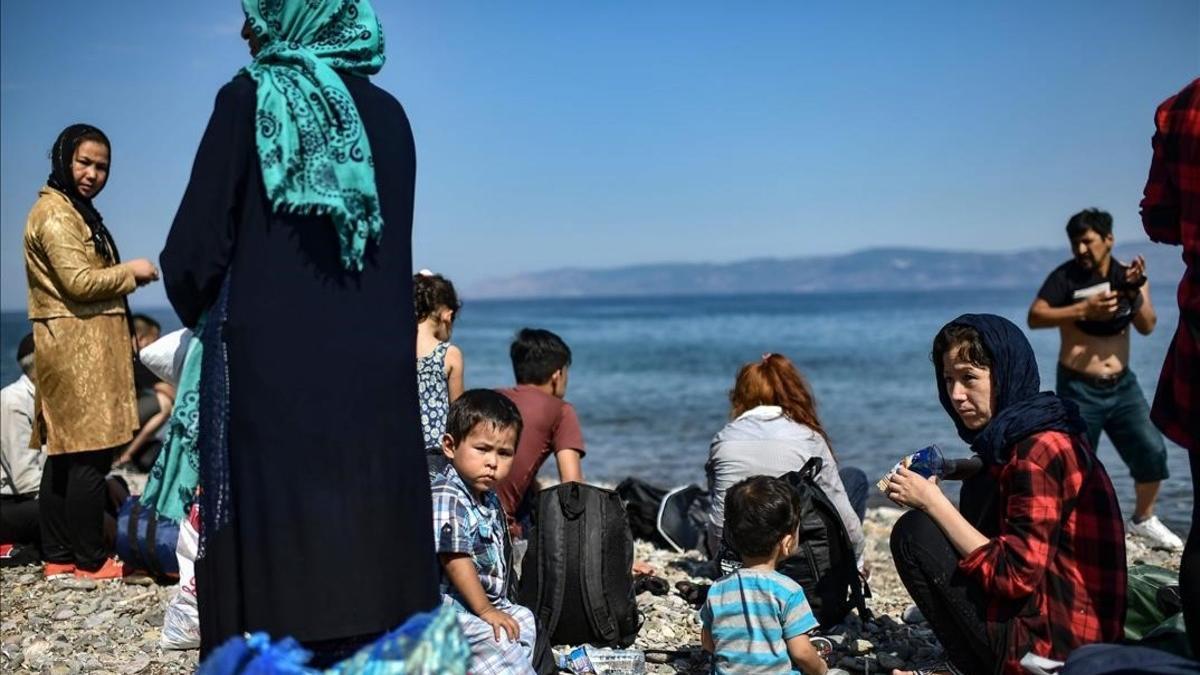 Inmigrantes tras haber cruzado el mar Egeo para llegar a Grecia desde Turquía.