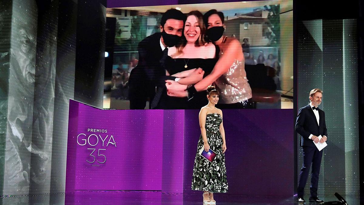 La directora Pilar Palomero, en la pantalla, recibe el Goya al mejor guion por “Las niñas”.   | // MIGUEL A. CÓRDOBA/EFE