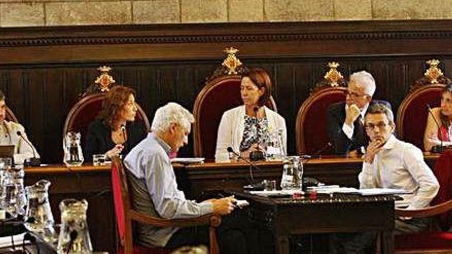 A la taula del centre, l&#039;interventor (esquerra) i el secretari, en un ple de l&#039;Ajuntament de Girona.