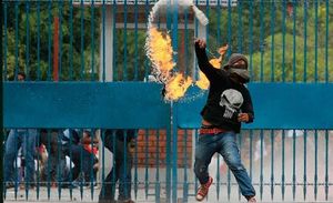 Un estudiant hondureny llança un còctel molotov a la policia durant els enfrontaments entre professors i forces de seguretat. Els estudiants han recolzat els professors en la convocatòria d’una vaga que ha estat declarada il·legal pel govern.