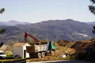 Dos trabajadores, atrapados tras el derrumbe de un muro en una obra junto a un colegio de Benarrabá
