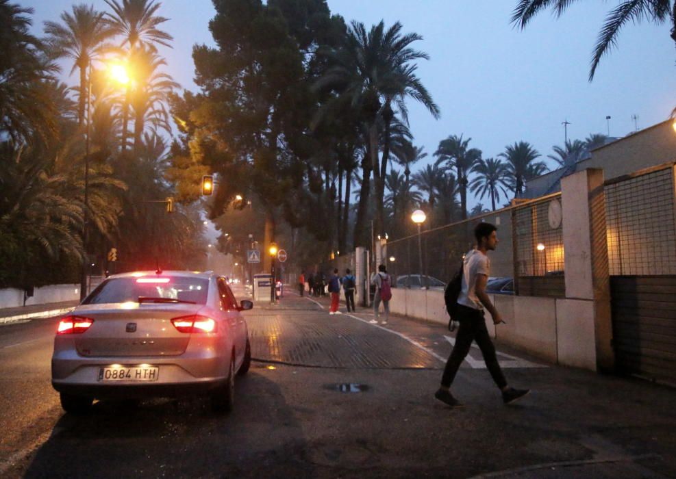 Los escolares acuden a clase caminando