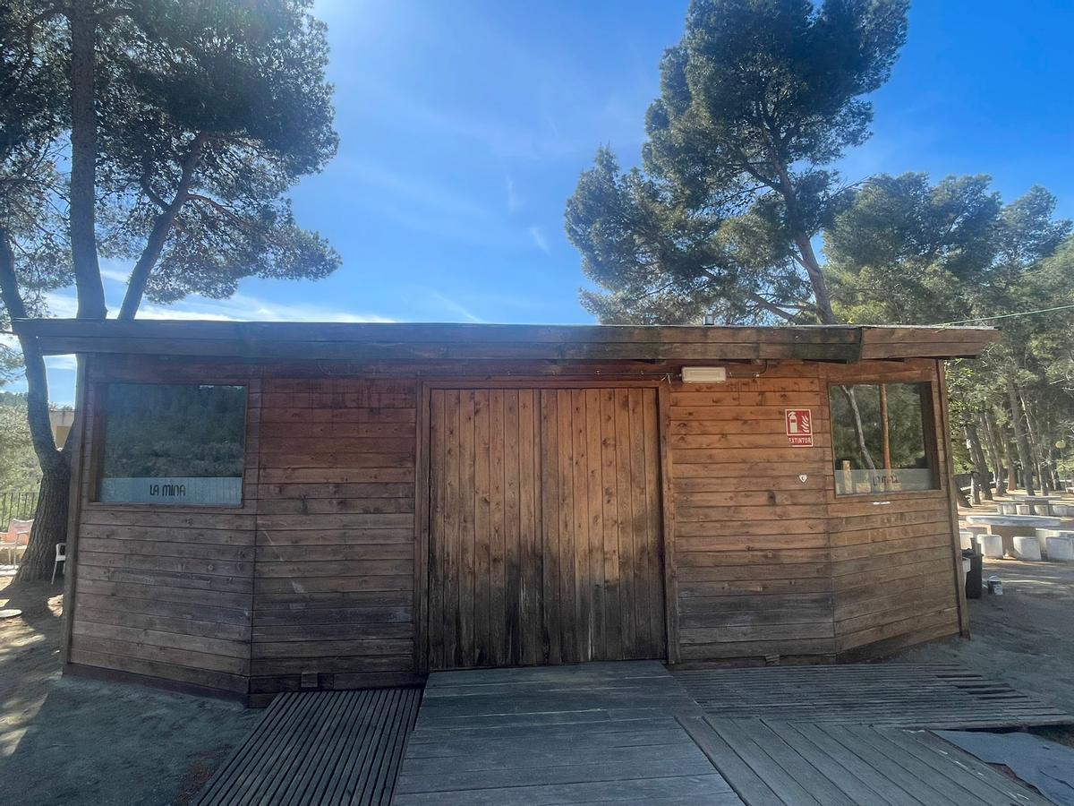 Aspecto que luce actualmente el bar-restaurante del paraje de la Mina, en Castellnovo.