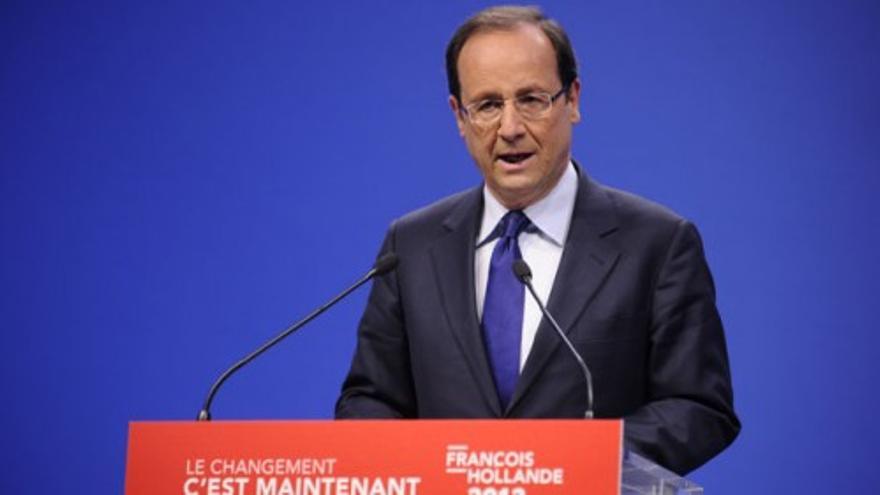 Hollande: "Han bajado la calificación a la política de Sarkozy"