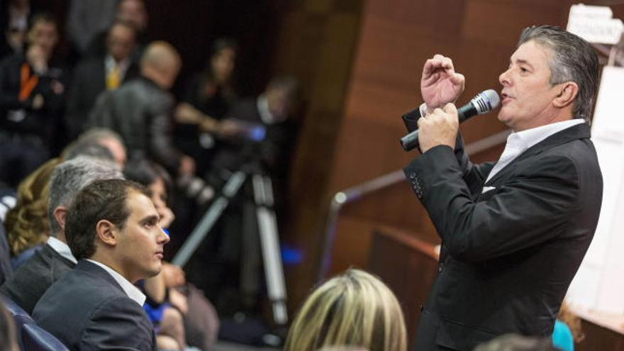 El exministro Antonio Asunción y el cantante Francisco han mostrado hoy su apoyo a la plataforma &quot;Movimiento Ciudadano&quot; liderada por el presidente de Ciutadans, Albert Rivera.